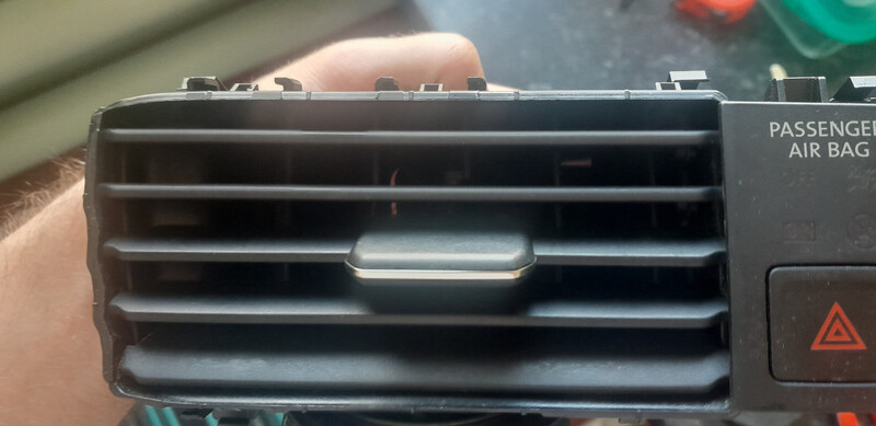 Левый воздуховод центральной панели жалюзи Volkswagen Golf 7  2017 хэтчбек 2.0 Дизель Киев