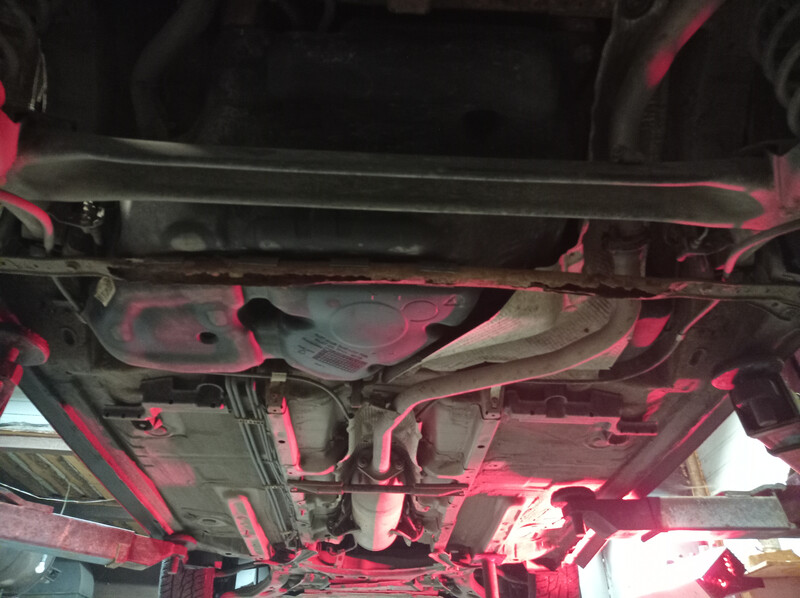 Крепление бака Toyota Auris  2008 хэтчбек 1.6 Бензин Киев