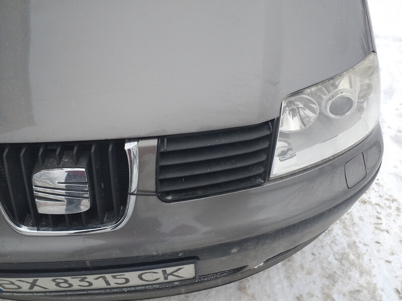 Передняя решетка Seat Alhambra  2009 2.0 Дизель 