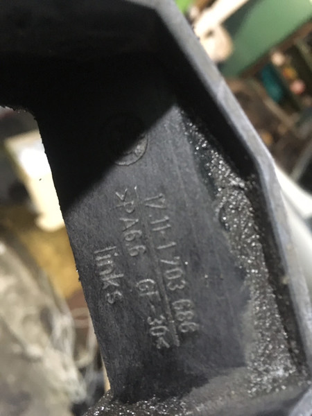 Кронштейн радиатора 17 10 1 703 686   BMW 5 Series