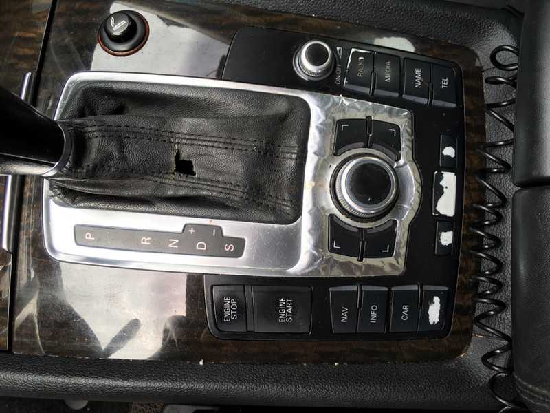 Панель з кнопками там де коробка передач Audi Q7  2008  Бензин Киев