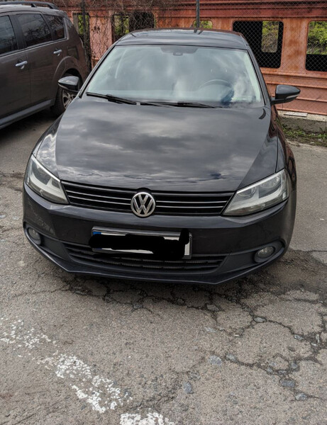 Решетка бампера верхняя Volkswagen Jetta 6 2012 г.  1.6 л дизель Киев