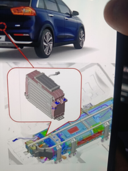 Малый акб 12вольт, который в гибридной батарее под задними седениями Kia Niro  2017 1.6 Гибрид Одесса
