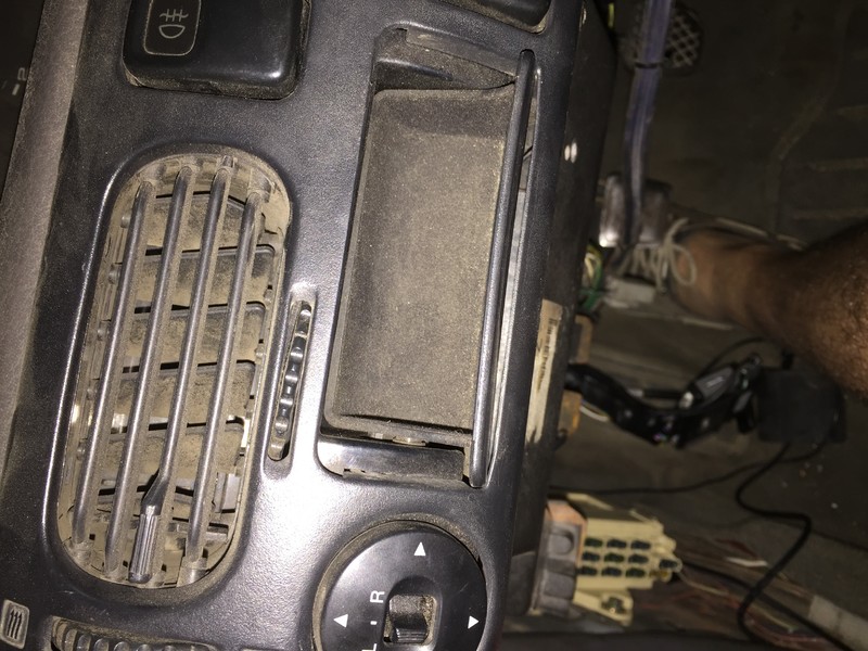 Монетница, воздухозаборник правый пассажирский Mazda 626  1993 хэтчбек 2.5 Бензин Днепр