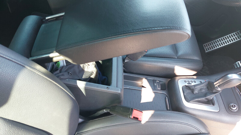 Підлокітник чорного кольору Volkswagen Tiguan  2015 2.0 Бензин Ровно