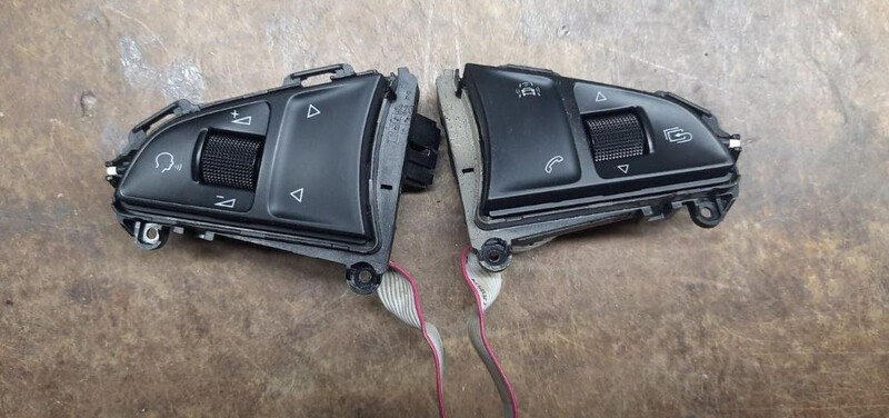 Кнопки руля Skoda Octavia универсал 2016 г.  2.0 л дизель Ровно