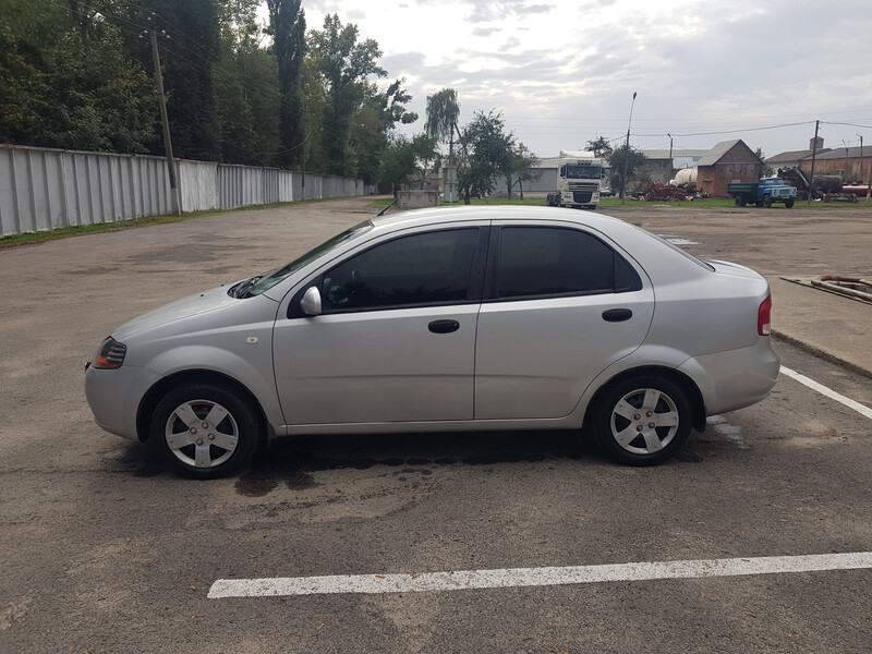 Двери без дефектов серебристый цвет Chevrolet Aveo  2006 1.5 Бензин Жашков
