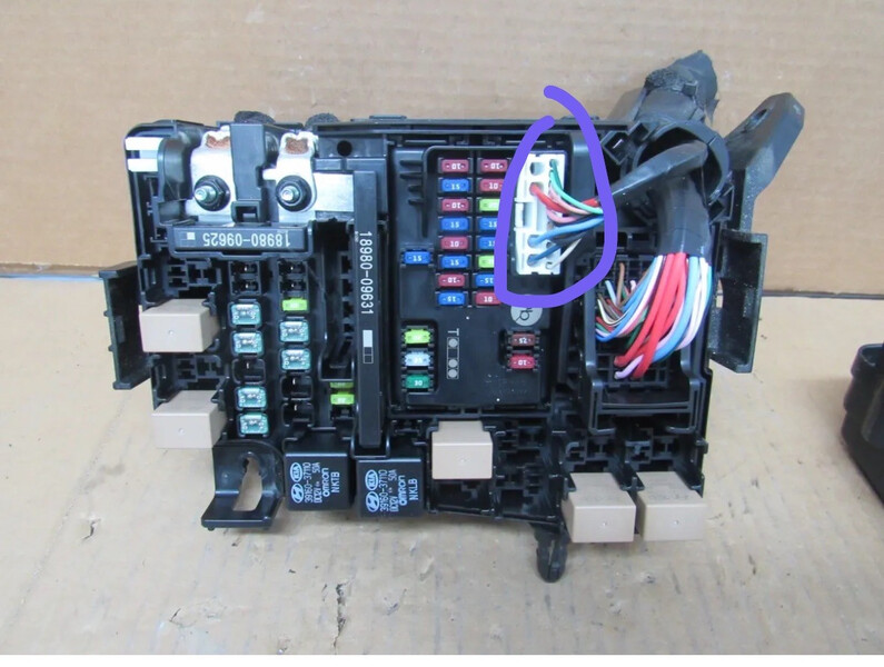 Разъем блока предохранителей Kia Soul 2  2020 хетчбек 2.0 Бензин 