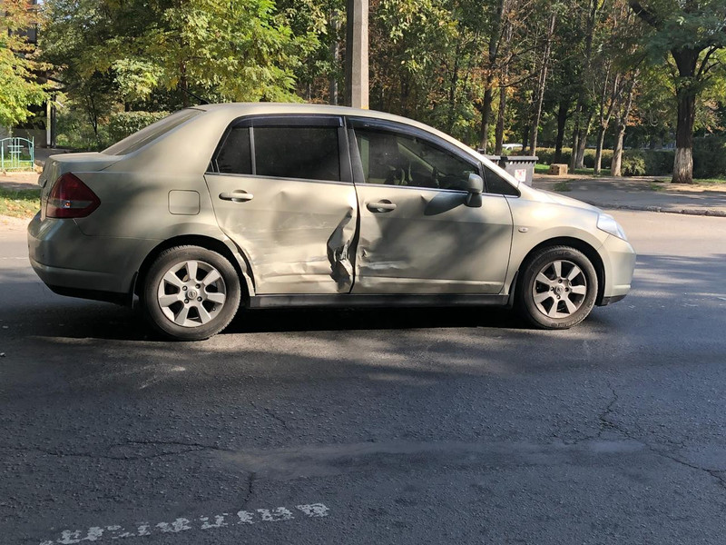 Двери передняя правая и задняя правая Nissan Tiida C11  2008 1.6 Бензин 