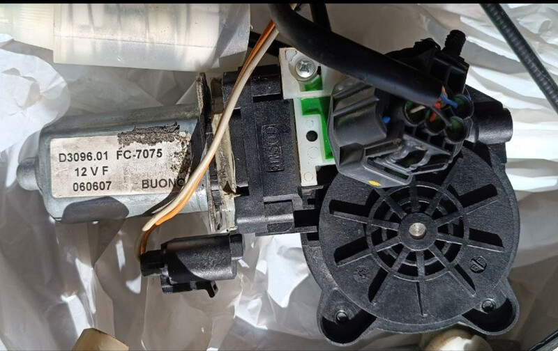 Мотор стеклоподъемника передней двери 1456582   Ford Focus