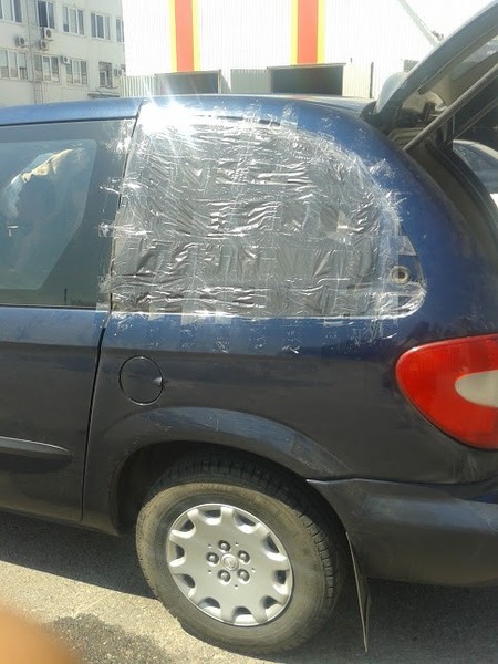 Стекло боковое заднее левое Chrysler Voyager короткая база без лектропакета 2003 2.4 Бензин Днепропетровск