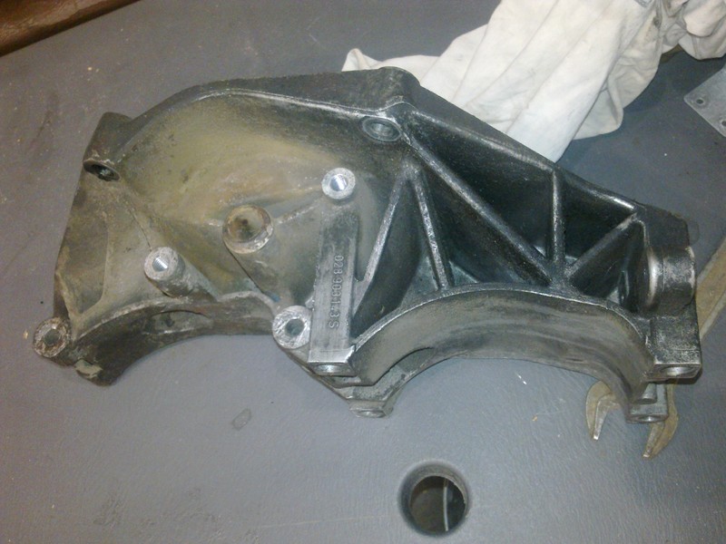 Кронштейн передней опоры 028903143S   Audi 80, Audi A6