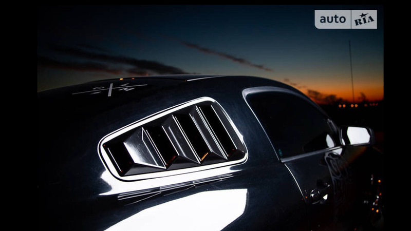 Накладки на форточки в задних крыльях Ford Mustang  2007 купе 4.6 Бензин Киев