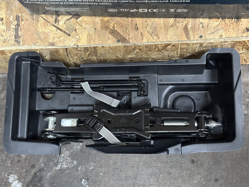 Пластмаса Audi A4 B9 2017 г.  2.0 л бензин Стрый