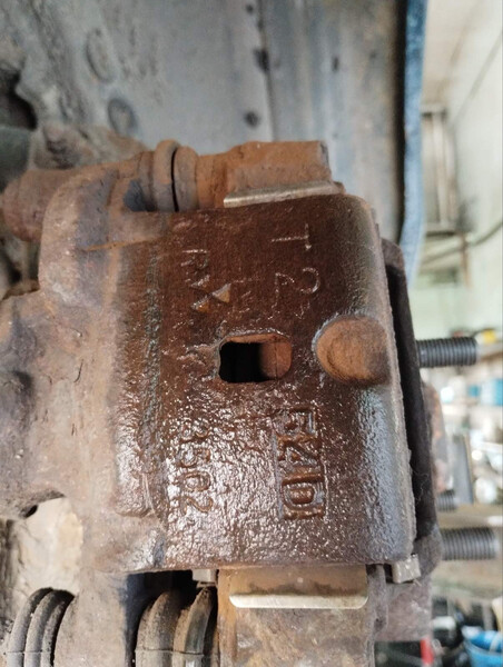 Тормозной суппорт задний правый Mitsubishi Carisma  1998 1.8 Бензин Запорожье