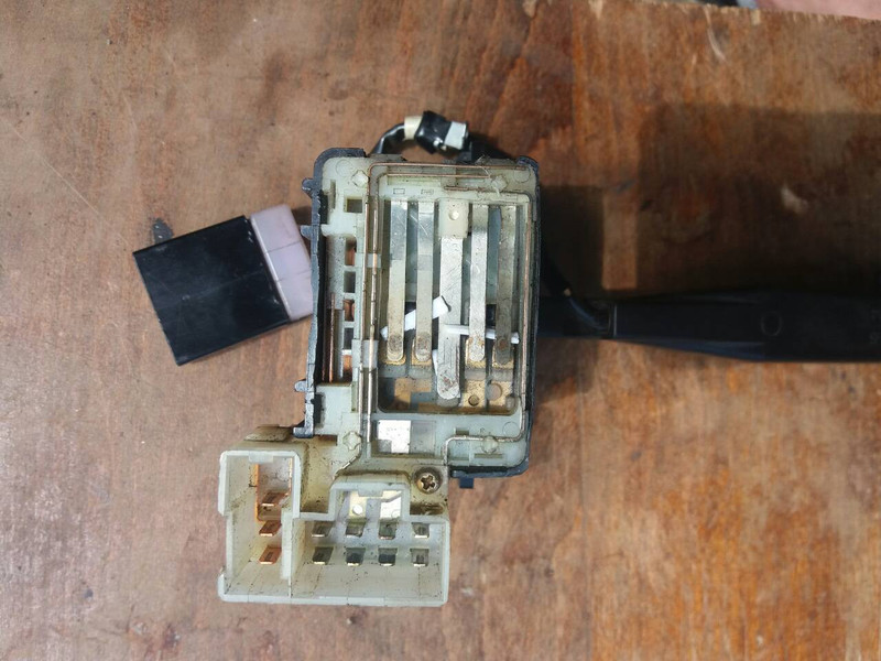 Подрулевой переключатель поворотов Nissan Sunny B12  1988 1.3 Бензин Киев