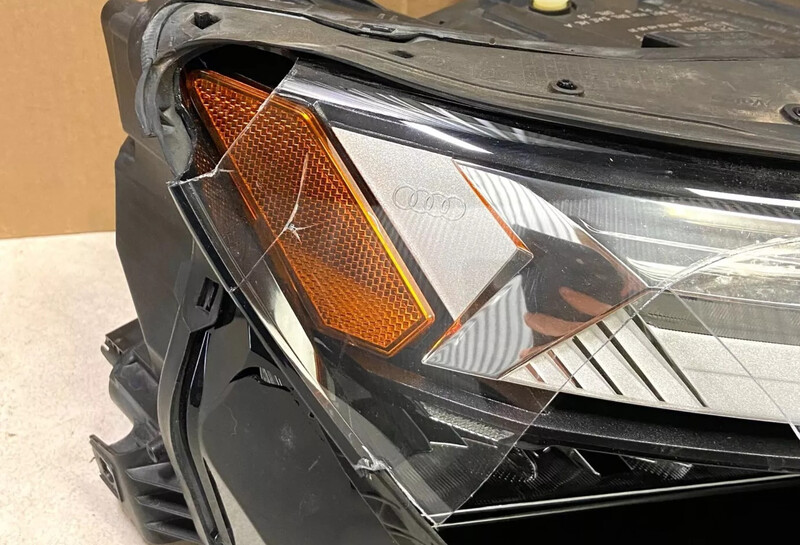 Катафот фари q4 америка Audi e-tron  2022 95.0 Электро Ровно