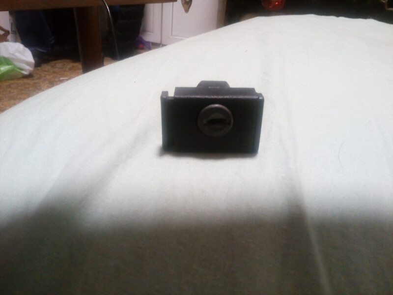 Замок бардачку Audi 100 C3  1987 1.8 Бензин 