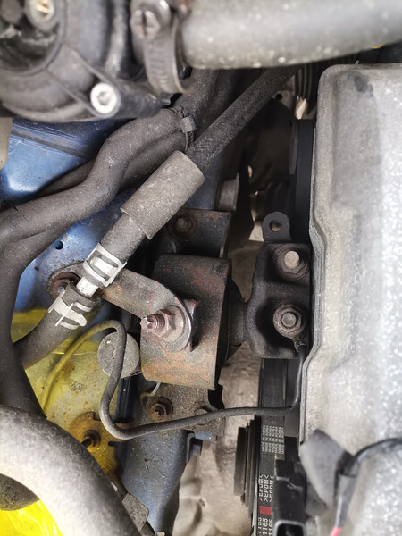 Подушка двигателя правая Mazda MPV 2001 г.  2.0 л бензин Киев