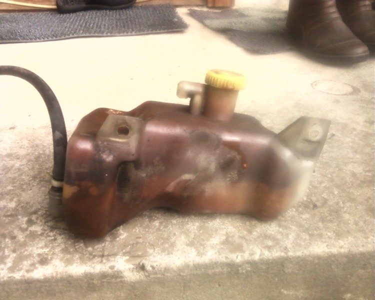 Расширительный бачок Nissan Micra комбі-в (combi-b) 1996 хэтчбек 1.0 Бензин Ивано-Франковск