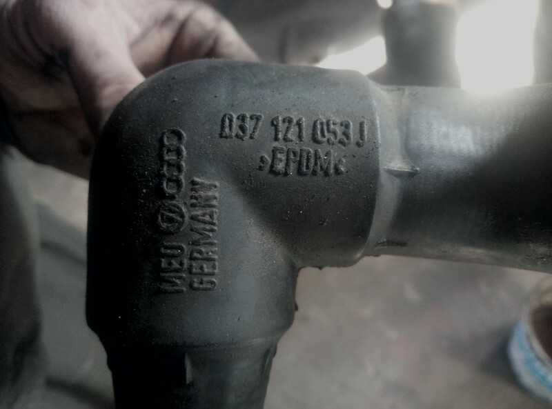 Патрубок радіатора 037121053J   Volkswagen Passat, Volkswagen Vento
