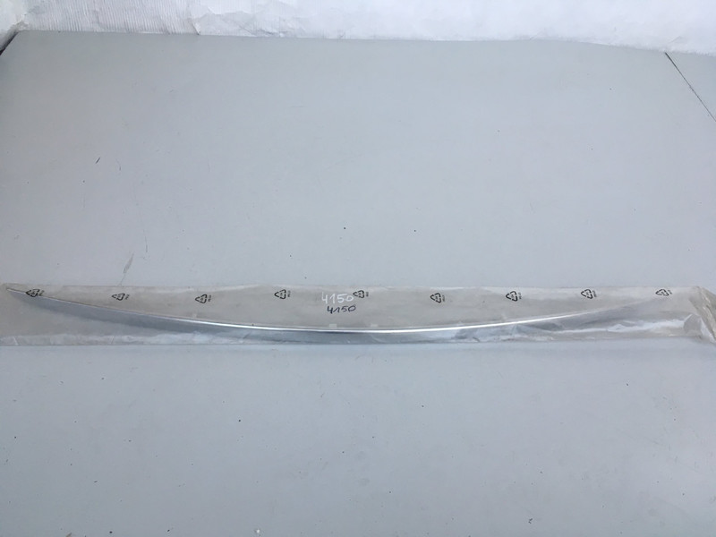 Накладка багажника хром нижняя Toyota Auris  2012 хетчбек 1.6 Бензин 