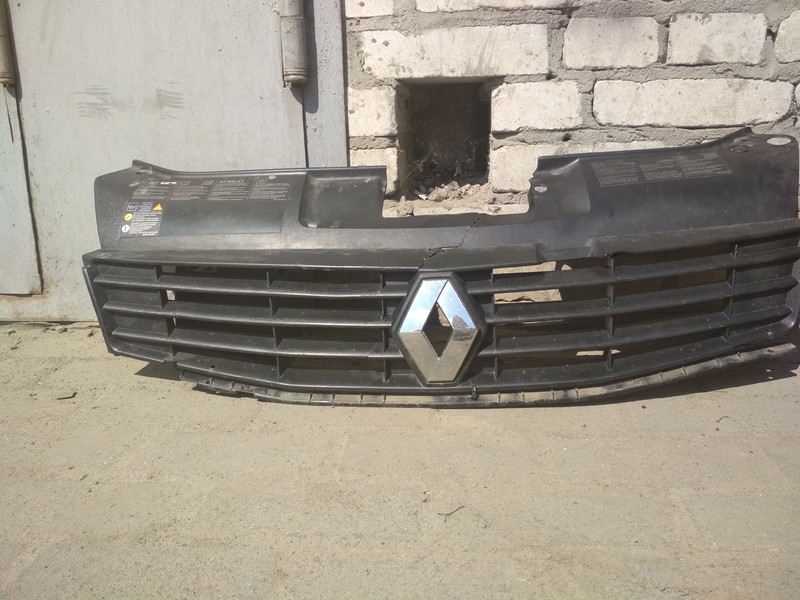 Решетка радиатора Renault Clio  2011 хэтчбек 1.2 Бензин Львов