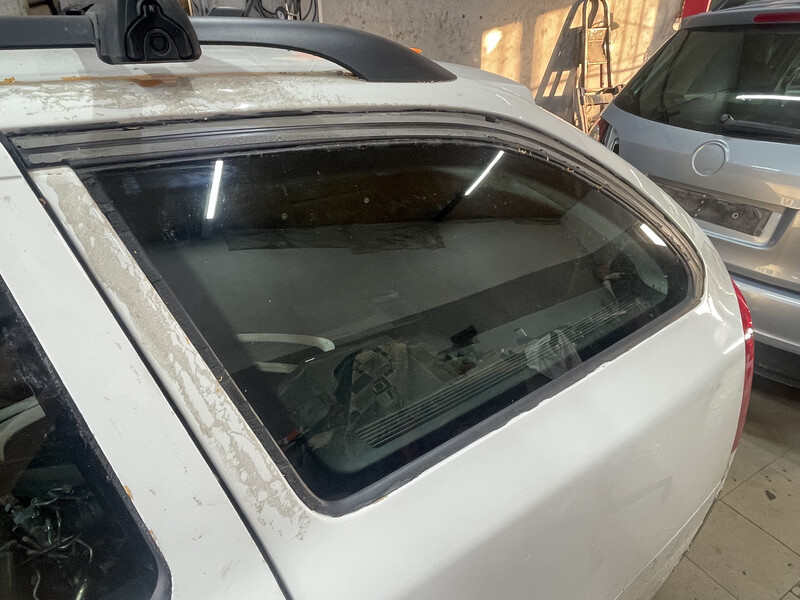 Стекло боковое Skoda Octavia A5  2012 универсал 2.0 Дизель Житомир