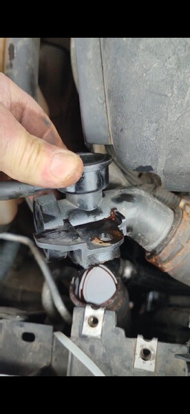 Горловина радиатора та что в патрбок верхний вставляется Nissan Altima  2007 3.5 Бензин 