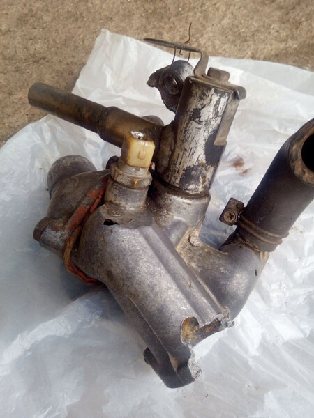 Корпус термостата у зборі Nissan Sunny B12  1988 хетчбек 1.7 Дизель 