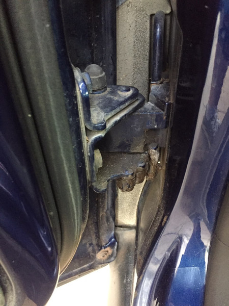 Петля двери Volkswagen Passat  2010 универсал 1.4 Бензин Ровно