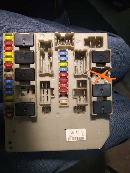 Блок предохранителей Renault Clio универсал 2012 г.  1.2 л бензин Ровно