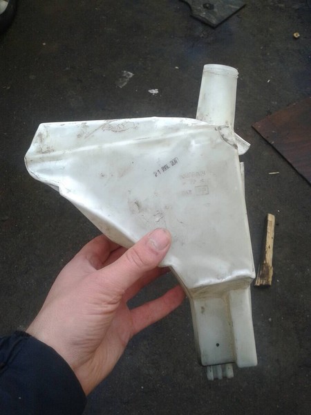 Петля капота правая, расширительный бачок Nissan Tiida C11  2010 хетчбек 1.6 Бензин 