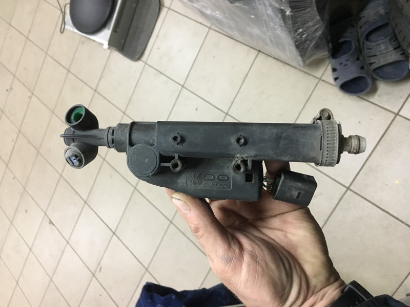 Форсунка омивача фари Audi A8 D3  2007 4.2 Дизель 