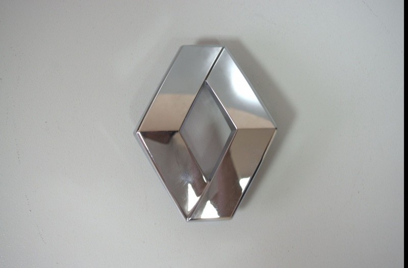 Передняя эмблема Renault Symbol  2011 1.4 Бензин Житомир