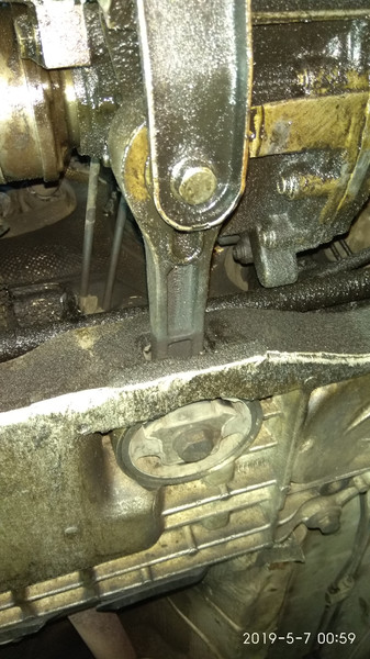 Задняя опора двигателя Volkswagen Caddy 3  2008 2.0 Дизель Киев