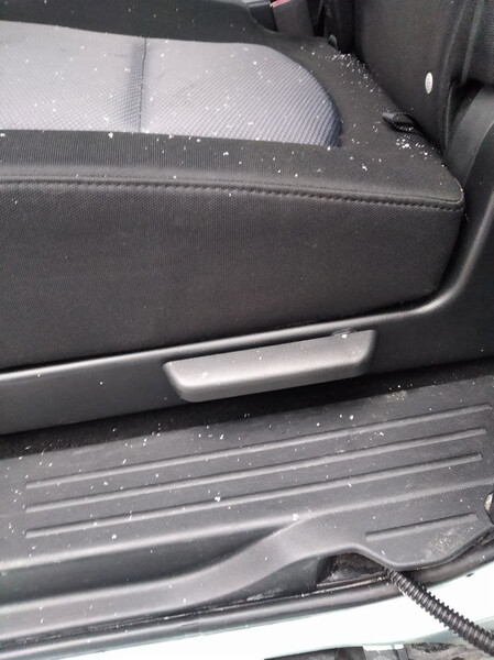 Кнопка відкидного пристрою правого сидіння другого ряду Mazda 5  2006 универсал 2.0 Бензин Хмельницкий
