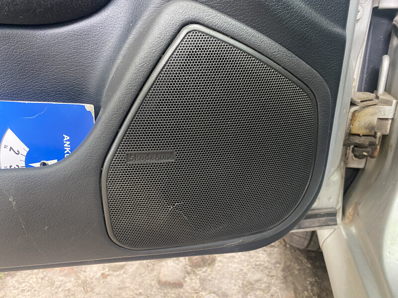 Решетка динамика передних дверей светло-серая левая Skoda Octavia  2004 универсал 1.6 Бензин 