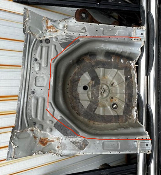 Днище багажника Toyota Corolla  2016 1.6 Бензин Киев