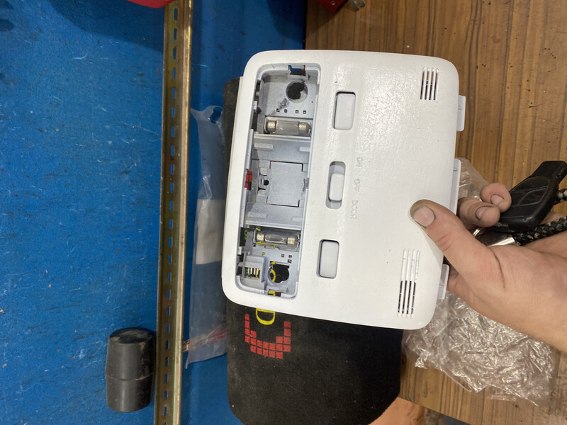 Потолочный плафон подсветки салона Toyota Avensis  2006 універсал 2.0 Дизель 