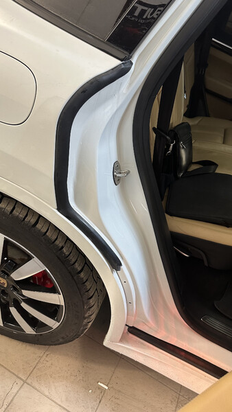 Уплотнитель задней двери Porsche Cayenne 2016 г.  3.6 л бензин Черкассы