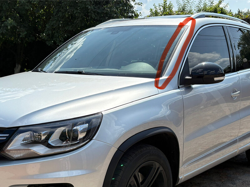 Молдинги лобового мкла Volkswagen Tiguan  2016 2.0 Бензин Буча
