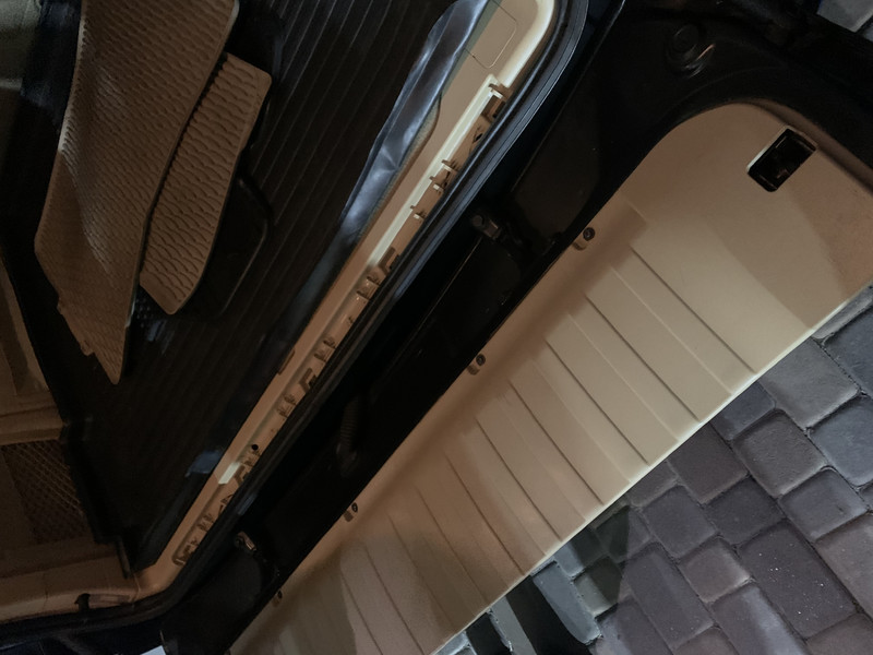 Планка возле пластмаси на багажнике с внутри BMW X5 E70  2007 3.0 Дизель 