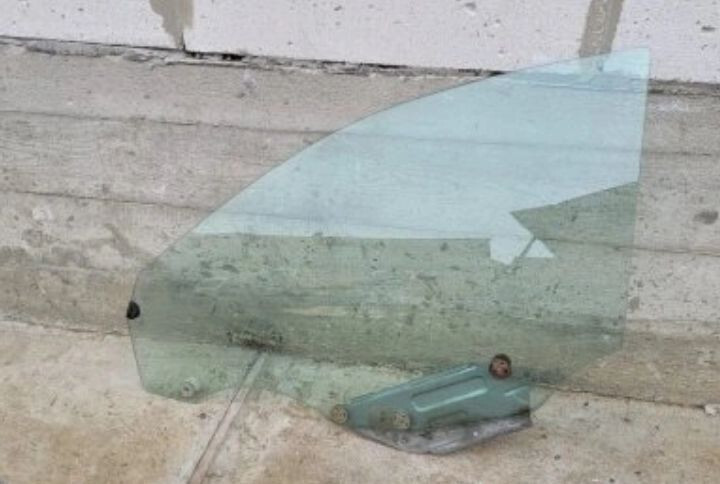 Левое переднее стекло в дверь Mazda 323  1996 хэтчбек 1.5 Бензин Киев