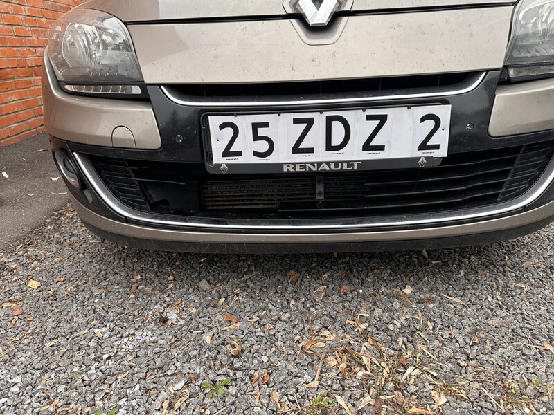 Решітка бампера центральна Renault Megane 3  2012 універсал 1.5 Дизель 