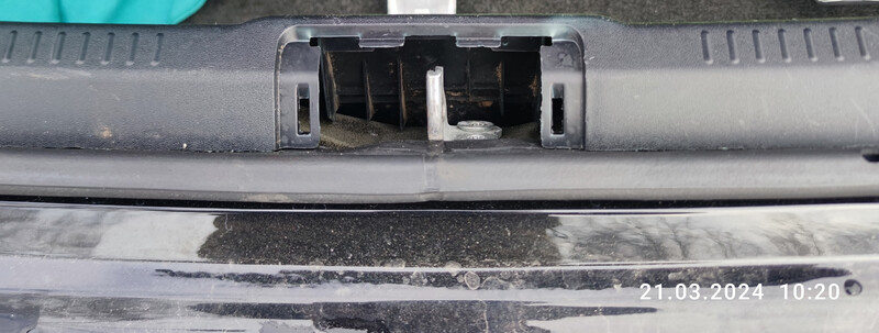 Кришка ответной части замка багажника v50 или v55 Toyota Camry  2017 2.5 Бензин 