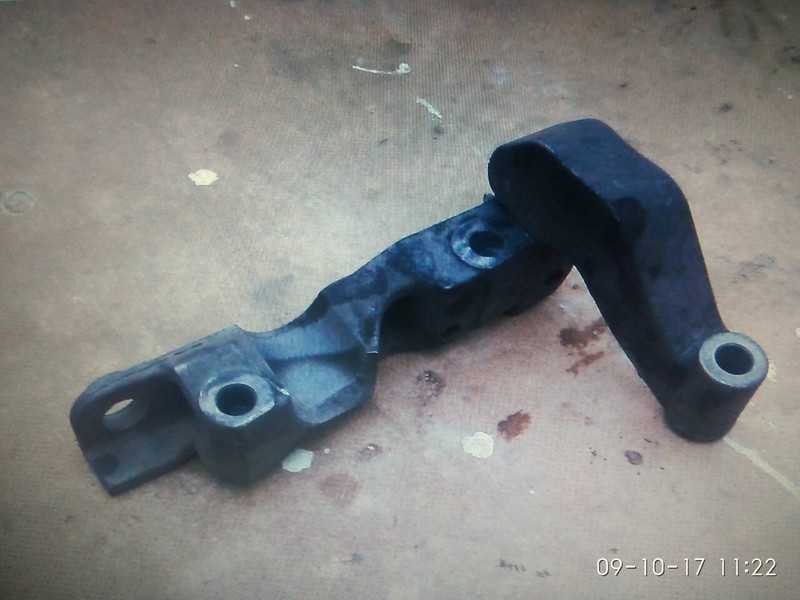 Кронштейн подушки двигателя правий Opel Vectra C  2004 2.2 Дизель Гадяч