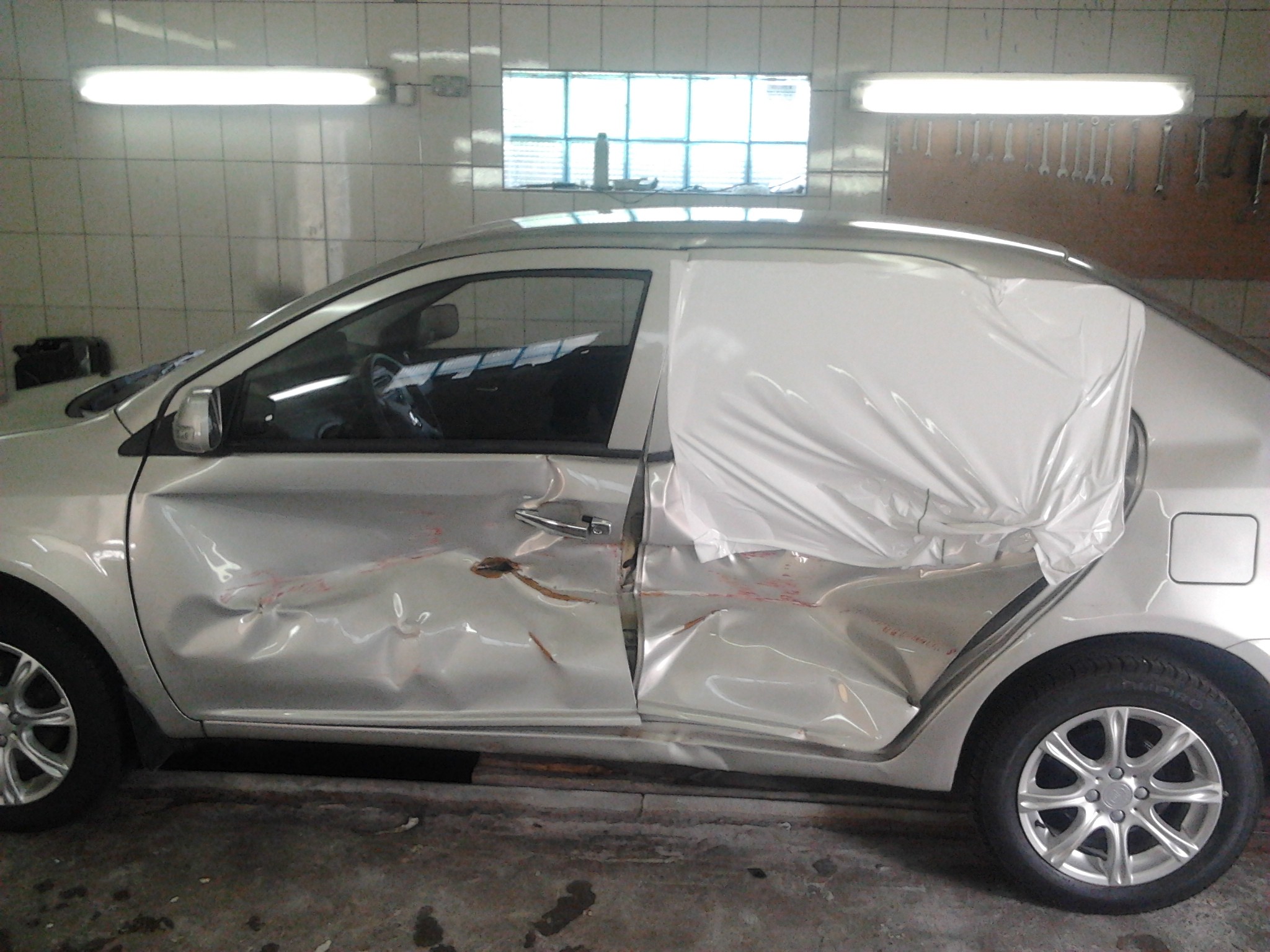 Боковина левая с центральной стойкой левая Geely MK  2013 1.5 Бензин Киев