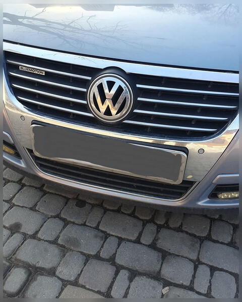 Решітка радіатора під парктроніки хайлайн Volkswagen Passat B6  2008 универсал 2.0 Дизель Луцк