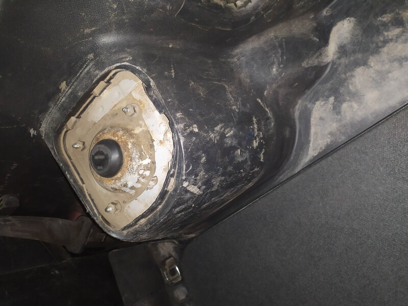 Заглушки задних амортизаторов в багажнике Kia Sportage 2  2007 2.0 Бензин Харьков